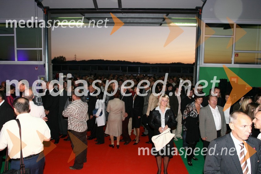 Gostje ob prihoduOtvoritev novih poslovnih prostorov podjetja MIK Celje v Vojniku