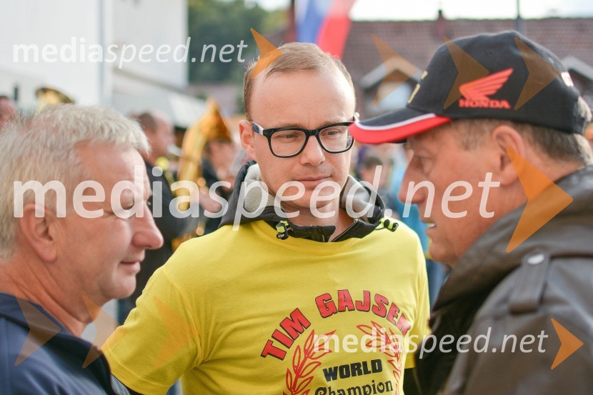  ... ;  Matjaž  Kopše, organizator sprejema, višji svetovalec za družbene dejavnosti, investicije in vodenje projektov na Občini Makole;  Franc Majcen, Župan občine MakoleSprejem Tima Gajserja, svetovnega prvaka v motokrosu