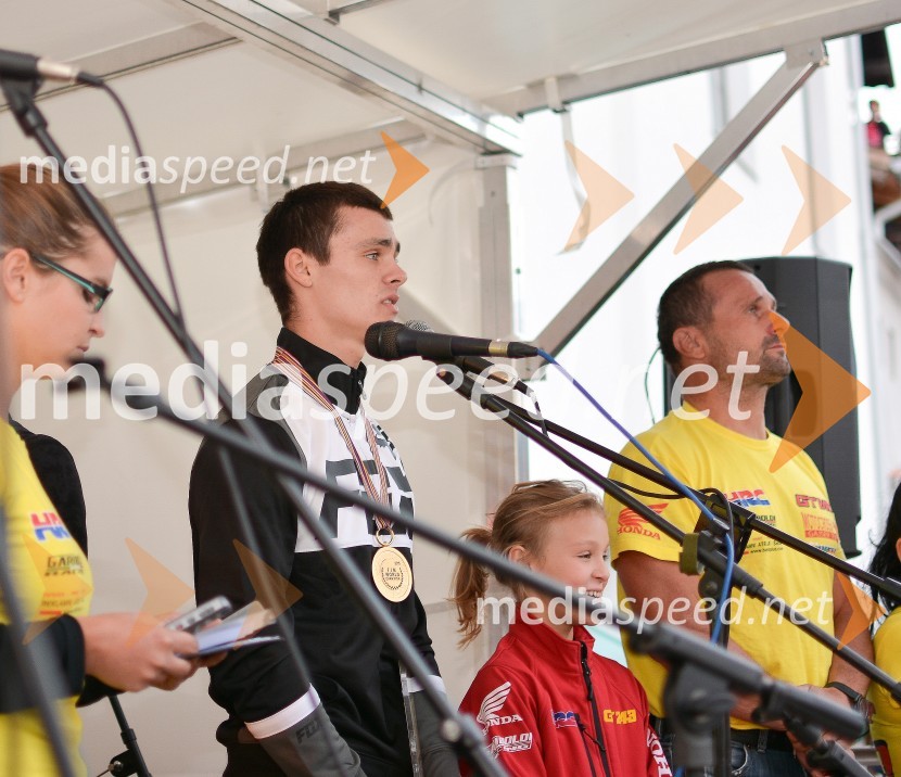  Tim Gajser, motokrosist (Motocross-Ski Gajser team);  Alja Gajser, sestra Tima Gajserja;  Bogomir Gajser, motokrosist (Motocross-Ski Gajser team)Sprejem Tima Gajserja, svetovnega prvaka v motokrosu