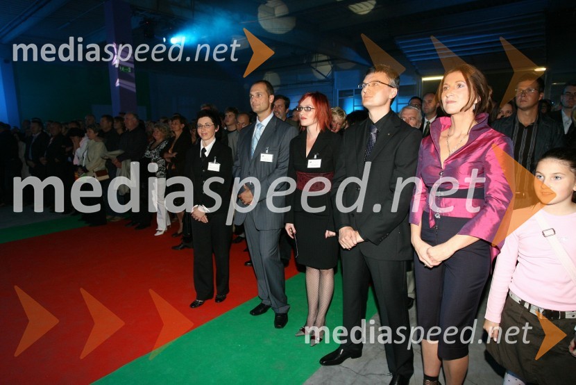 Milena Delčnjak, direktorica prodaje, marketinga in nabave podjetja MIK Celje, Matej Cvikl, tehnični direktor podjetja MIK Celje, Nataša Kovačič, izvršna direktorica podjetja MIK Celje, Franci Pliberšek, generalni direktor in lastnik podjetja MIK Celje in Adrijana Pliberšek – Jeram, direktorica PE okvirji MIK CeljeOtvoritev novih poslovnih prostorov podjetja MIK Celje v Vojniku
