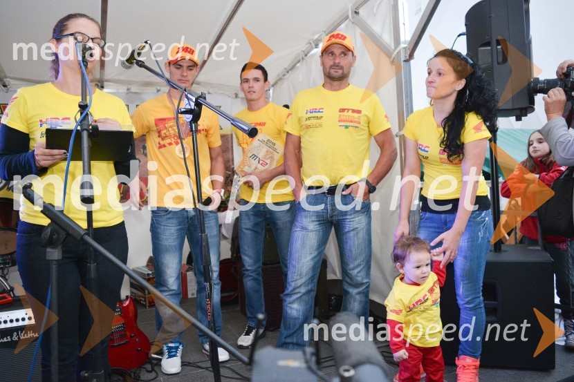  ... ;  Tim Gajser, motokrosist (Motocross-Ski Gajser team);  Nejc  Gajser, brat Tima Gajserja;  Bogomir Gajser, motokrosist (Motocross-Ski Gajser team);  Vesna Gajser, mati Tima GajserjaSprejem Tima Gajserja, svetovnega prvaka v motokrosu