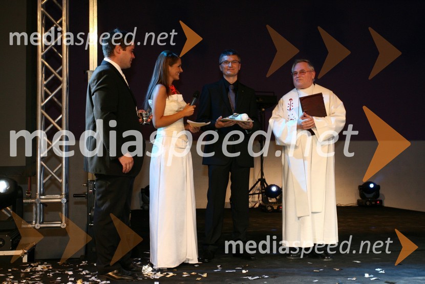 ..., Bernarda Žarn, povezovalka prireditve, Franci Pliberšek, generalni direktor in lastnik podjetja MIK Celje in duhovnikOtvoritev novih poslovnih prostorov podjetja MIK Celje v Vojniku