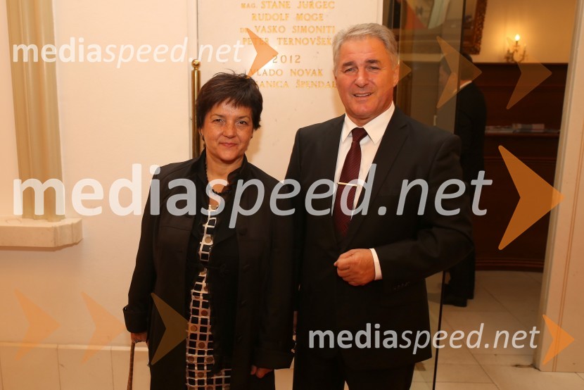  Marija Ribič;  Janez Ribič, politikSeviljski brivec, premiera opere