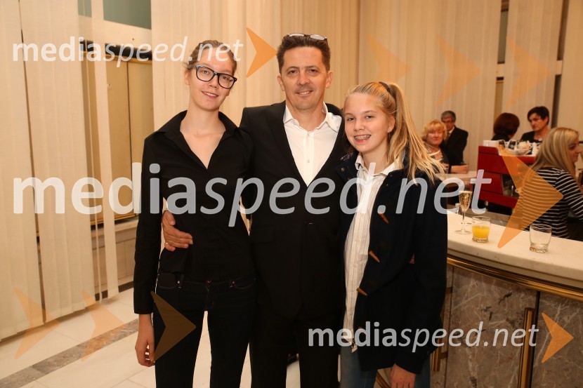  Neja Novak;  Božidar Novak, podjetnik in pisatelj, direktor Skladovnice kreativne industrije;  Iza NovakSeviljski brivec, premiera opere