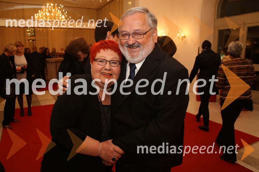  Zdenka Križanič, podpredsednica, Dobrodelno združenje Koraki za korakce; prof. dr. Igor Tičar, rektor, Univerza v MariboruSeviljski brivec, premiera opere