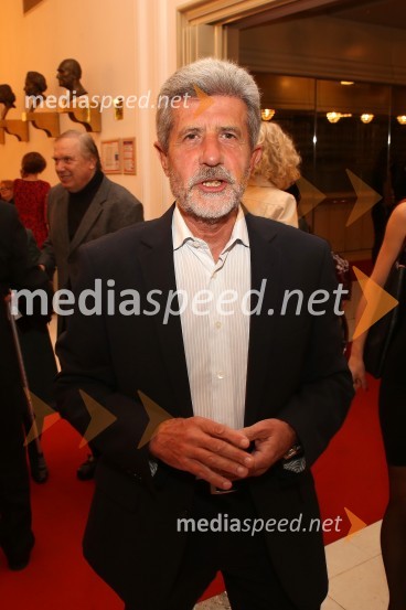  Drago Cotar, nekdanji direktor Zavarovalnega združenja, predsednik NK Maribor in organizacijskega odbora Zlate lisiceSeviljski brivec, premiera opere