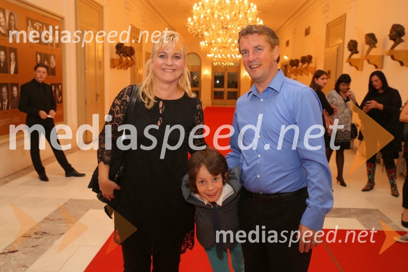  Andreja Zakonjšek Krt, operna pevka;  Vid Krt;  Primož Krt, arhitektSeviljski brivec, premiera opere