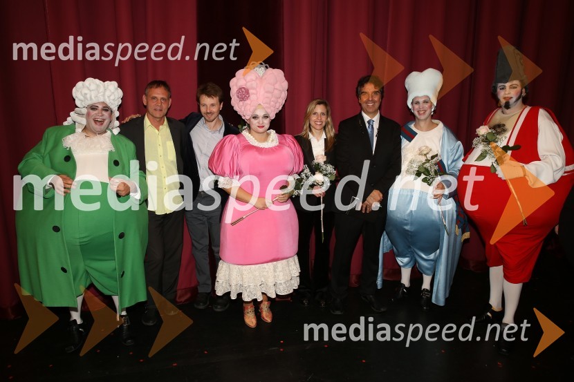  Giuseppe Esposito, operni solist;  ... ;  Joshua Held, scenograf;  Nina Dominko, operna solistka;  Tara Simoncic, dirigentka;  Pier Francesco  Maestrini, režiser;  Martin Sušnik, operni solist;  Jure Počkaj, operni solistSeviljski brivec, premiera opere