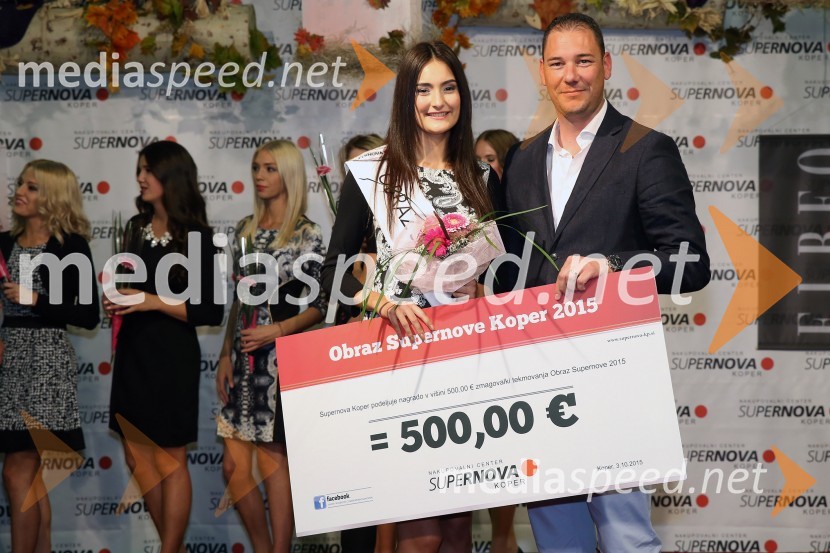  Klavdija Golija, Obraz Supernove 2015;  Boštjan Hrabar, direktor trgovskega centra SupernovaObraz Supernove 2015 je Klavdija Golja