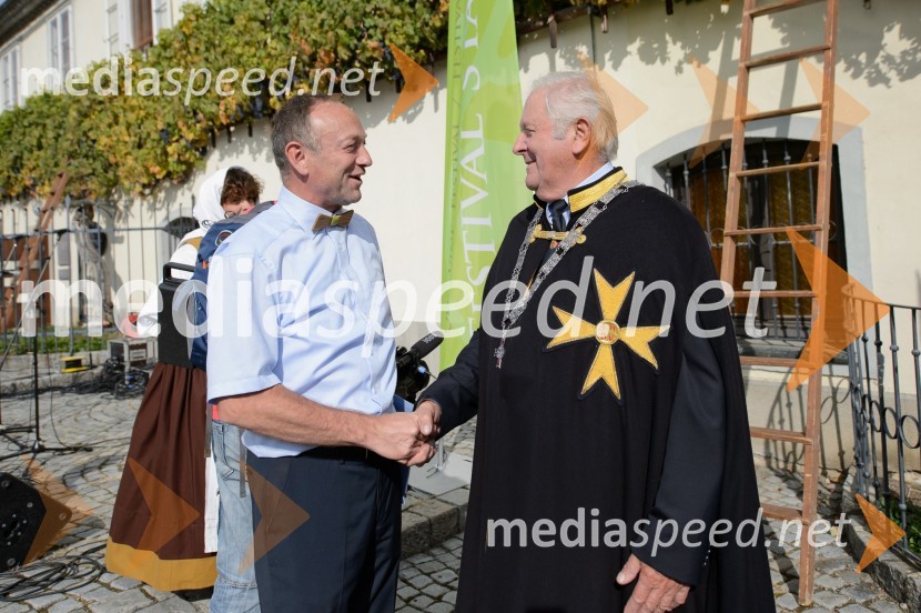  Stane Kocutar,  odgovorni urednik, Radio Maribor, mestni viničar in skrbnik Stare trte;  ... Trgatev Stare trte 2015