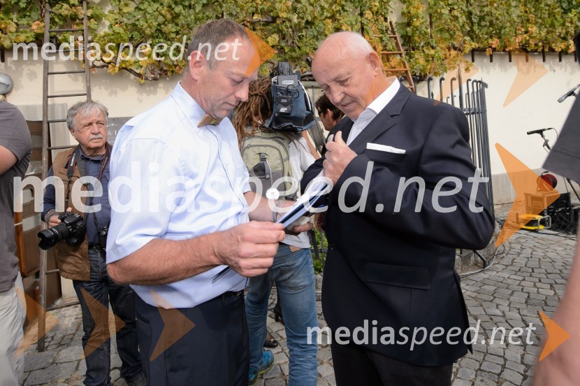  Stane Kocutar,  odgovorni urednik, Radio Maribor, mestni viničar in skrbnik Stare trte;  Janez Ajlec, solastnik družinskega podjetja AJM d.o.o.Trgatev Stare trte 2015