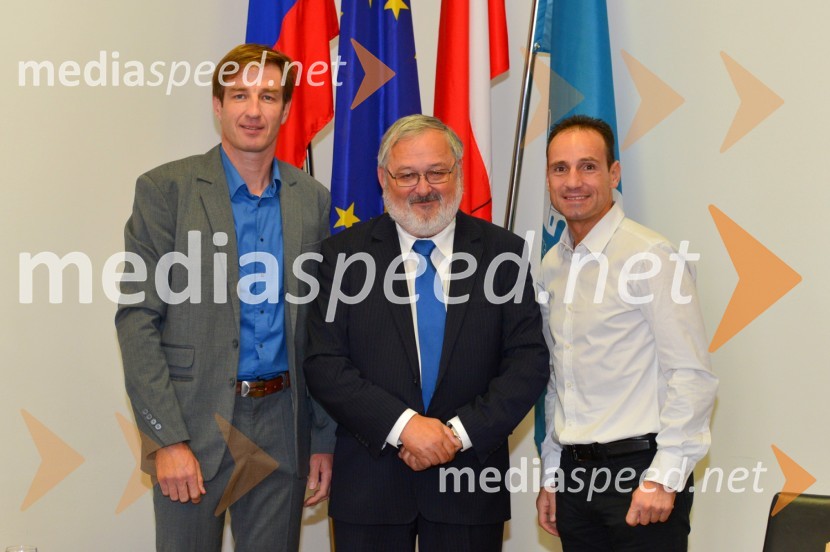  Iztok Čop, nekdanji veslač, podpredsednik Olimpijskega komiteja Slovenije; prof. dr. Igor Tičar, rektor, Univerza v Mariboru;  Tomaž Barada, taekwondoist in kickbokser, podpredsednik Olimpijskega komiteja SlovenijeUniverza v Mariboru, podpis sporazuma z Olimpijskim komitejem Slovenije