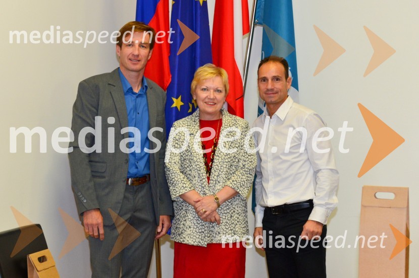  Iztok Čop, nekdanji veslač, podpredsednik Olimpijskega komiteja Slovenije; prof. dr. Lučka Lorber, prorektorica za kakovost, Univerza v Mariboru;  Tomaž Barada, taekwondoist in kickbokser, podpredsednik Olimpijskega komiteja SlovenijeUniverza v Mariboru, podpis sporazuma z Olimpijskim komitejem Slovenije