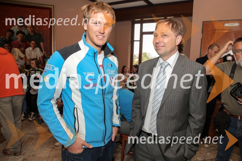  Blaž  Pečuh; dr.  Blaž  Lešnik, predsednik Zveze učiteljev in trenerjev smučanja SlovenijePredstavitev smučarskih reprezentanc