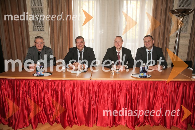  Sadko Mezgec, vodja službe za odnose z javnostmi podjetij Citroen Slovenija;  Jožko  Tomšič, direktor Peugeot Slovenije;  Filip Koren, direktor znamke Citroen in DS Slovenija;  Dejan Debernardi, vodja marketinga, Citroën SlovenijaNovinarska konferenca ob 60.obletnici avtomobila DS iz leta 1955