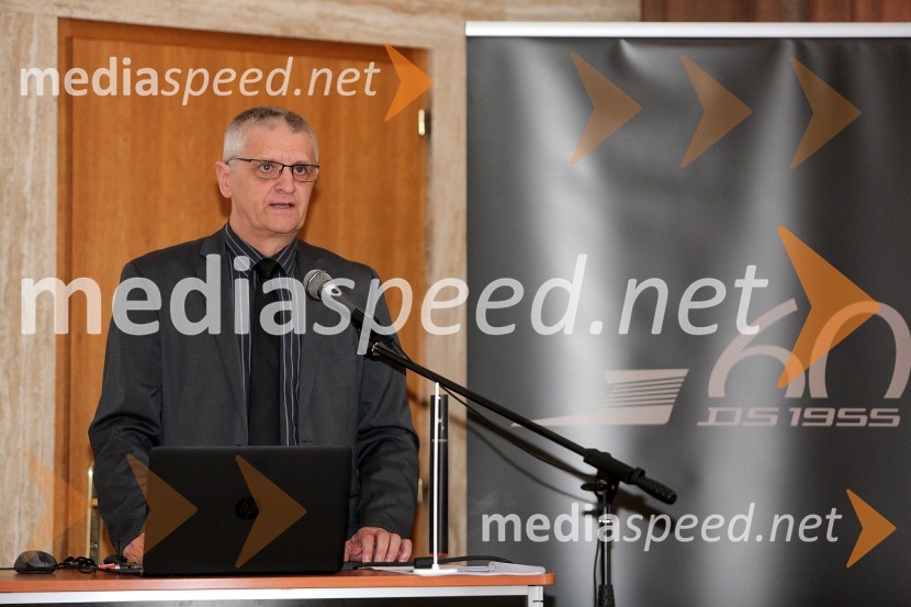  Sadko Mezgec, vodja službe za odnose z javnostmi podjetij Citroen SlovenijaNovinarska konferenca ob 60.obletnici avtomobila DS iz leta 1955