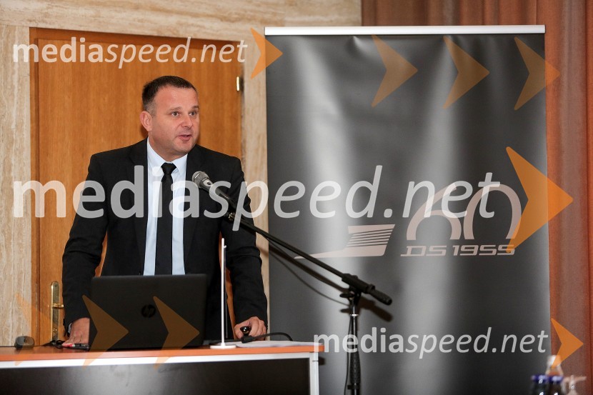  Dejan Debernardi, vodja marketinga, Citroën SlovenijaNovinarska konferenca ob 60.obletnici avtomobila DS iz leta 1955