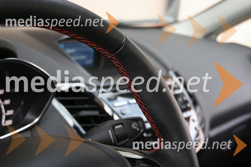 Ford Fiesta 1.0 EcoBoost Red Edition, rdeči šivi so sklop Red Edition opremeFord Fiesta 1.0 EcoBoost Red Edition, mediaspeed test