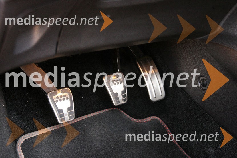 Ford Fiesta 1.0 EcoBoost Red Edition, alu stopalke&nbsp;Ford Fiesta 1.0 EcoBoost Red Edition, mediaspeed test