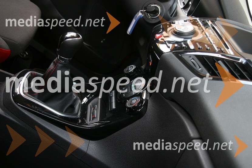 Ford Fiesta 1.0 EcoBoost Red Edition, notranjostFord Fiesta 1.0 EcoBoost Red Edition, mediaspeed test