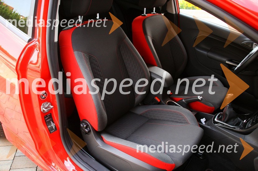 Ford Fiesta 1.0 EcoBoost Red Edition, sprednji sedeži so udobni in oprijemljivi telesuFord Fiesta 1.0 EcoBoost Red Edition, mediaspeed test