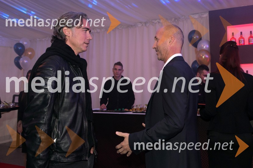  Jan Plestenjak, pevec;  Boštjan Menart, direktor Založbe MenartSoba 102 praznovala 1. rojstni dan