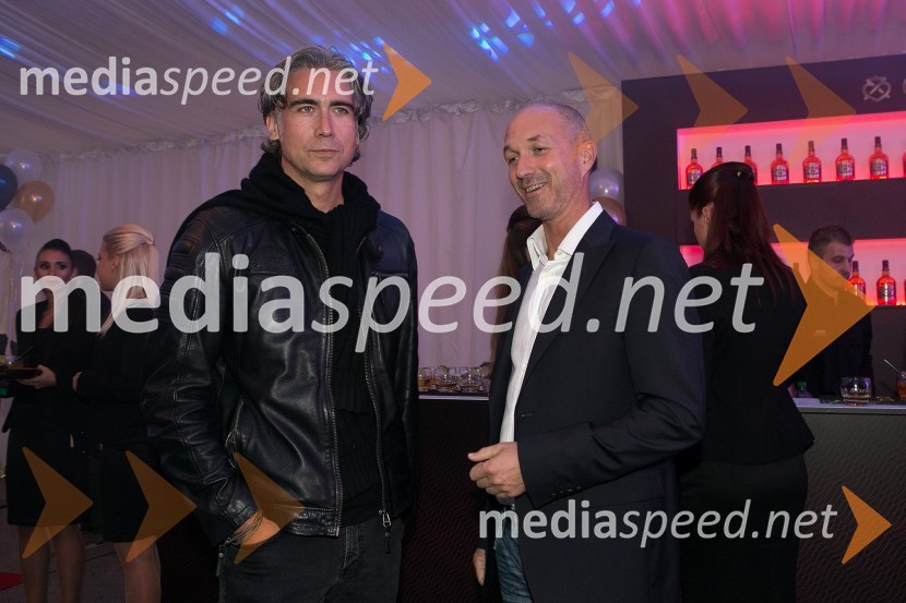  Jan Plestenjak, pevec;  Boštjan Menart, direktor Založbe MenartSoba 102 praznovala 1. rojstni dan