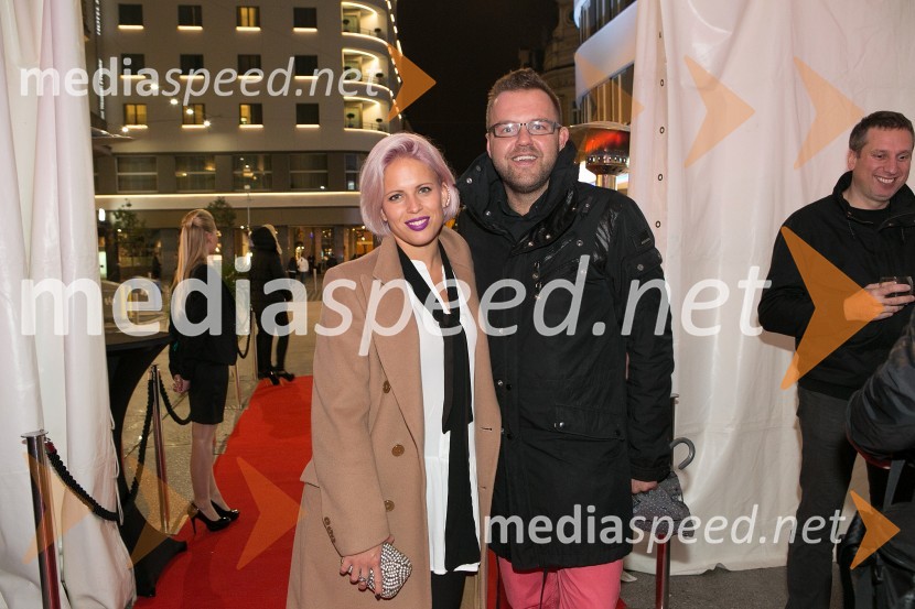  Manja Stević Plesnar, voditeljica;  Gregor JordanSoba 102 praznovala 1. rojstni dan