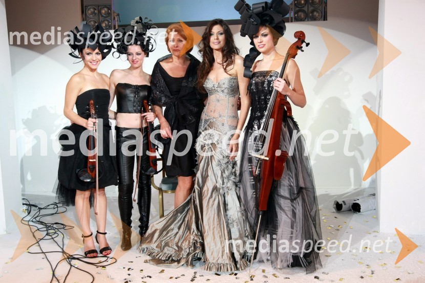 Violinistke iz Novega Sada (srbija),... in Martina Kajfež, manekenkaModna revija nakita Zlatarne Celje