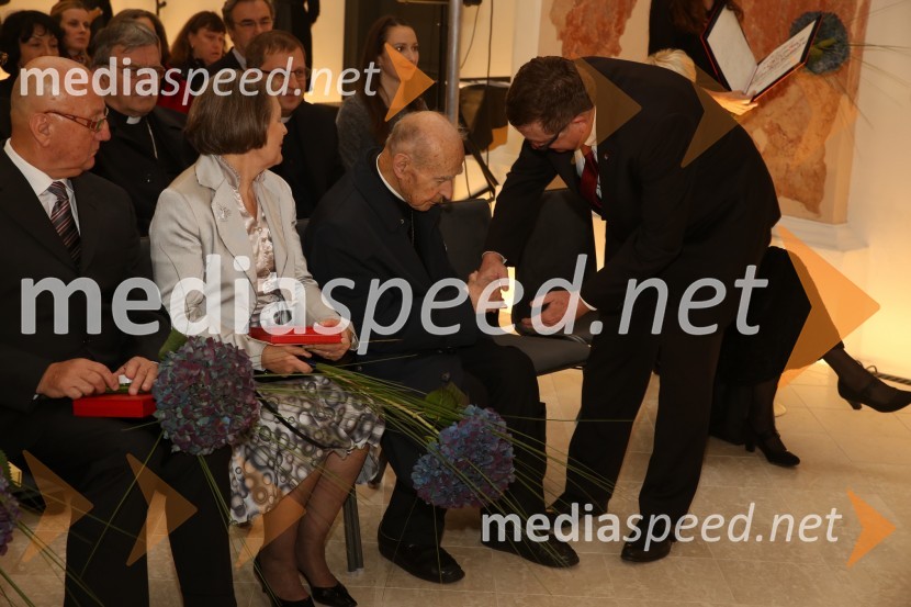  Martin  Benko, predsednik društva Sožitje Maribor;  Vera Feguš; dr. Jožef Smej, mariborski pomožni škof; dr. Andrej Fištravec, župan, Mestna občina MariborJožef Smej postal častni občan Mestne občine Maribor