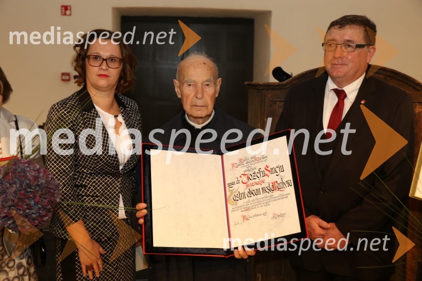  Lidija Divjak Mirnik, direktorica Študentskih domov UM, mestna svetnica MOM (LPR); dr. Jožef Smej, mariborski pomožni škof; dr. Andrej Fištravec, župan, Mestna občina MariborJožef Smej postal častni občan Mestne občine Maribor