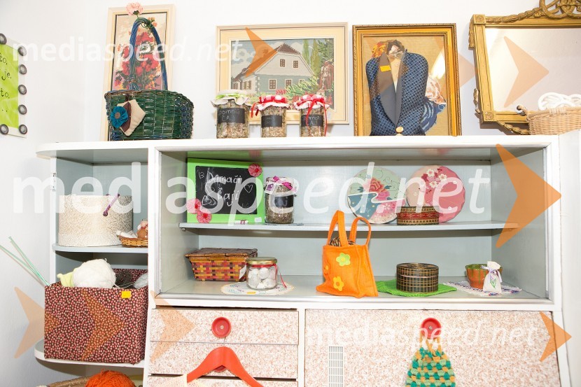 Iz odpadnih materialov nastajajo zelo uporabni in zanimivi kosi.Mladi, samostojnost, okoljska ozaveščenost in pomen ponovne uporabe