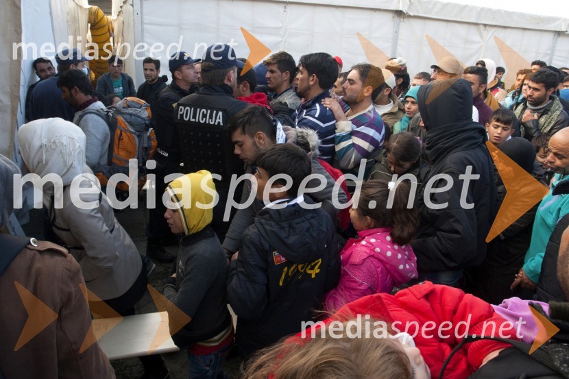 Begunci v nastanitvenem centru Šentilj