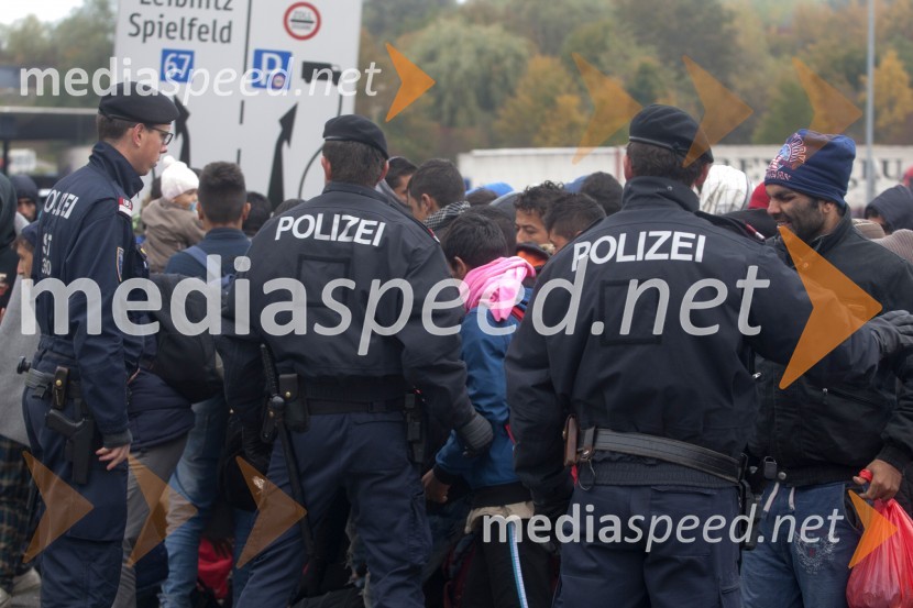 Begunci v nastanitvenem centru Šentilj