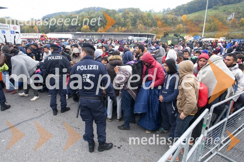Begunci v nastanitvenem centru Šentilj