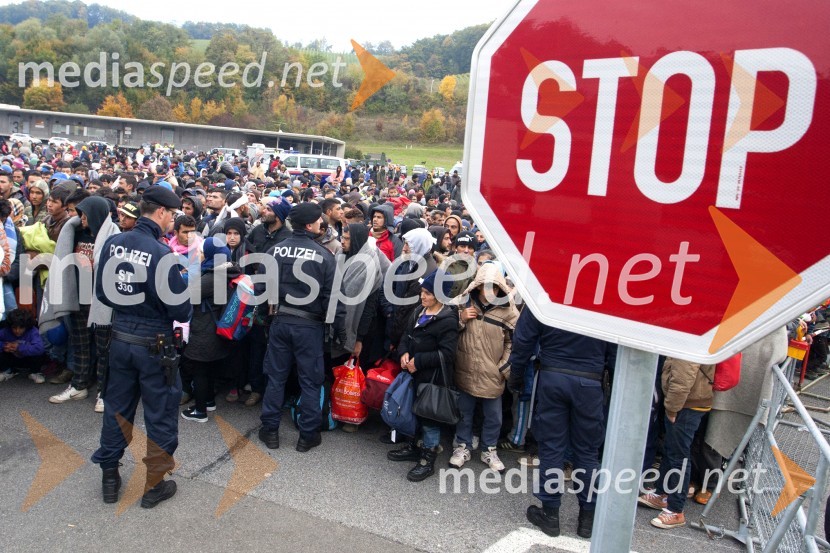 Begunci v nastanitvenem centru Šentilj