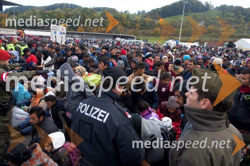 Begunci v nastanitvenem centru Šentilj