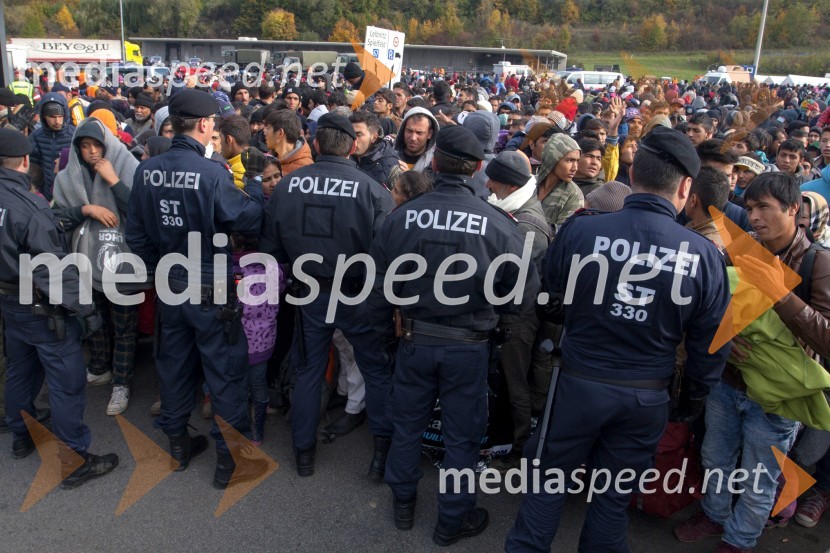 Begunci v nastanitvenem centru Šentilj
