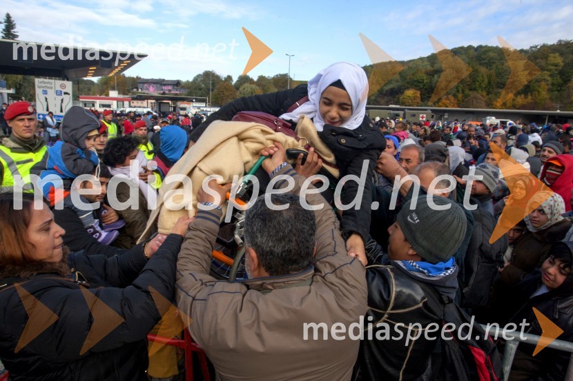 Begunci v nastanitvenem centru Šentilj