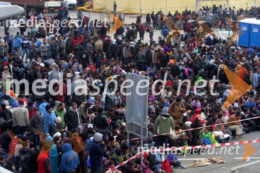 Begunci v nastanitvenem centru Šentilj