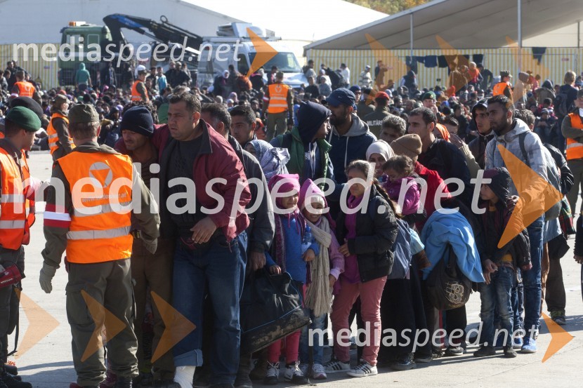 Begunci v nastanitvenem centru Šentilj