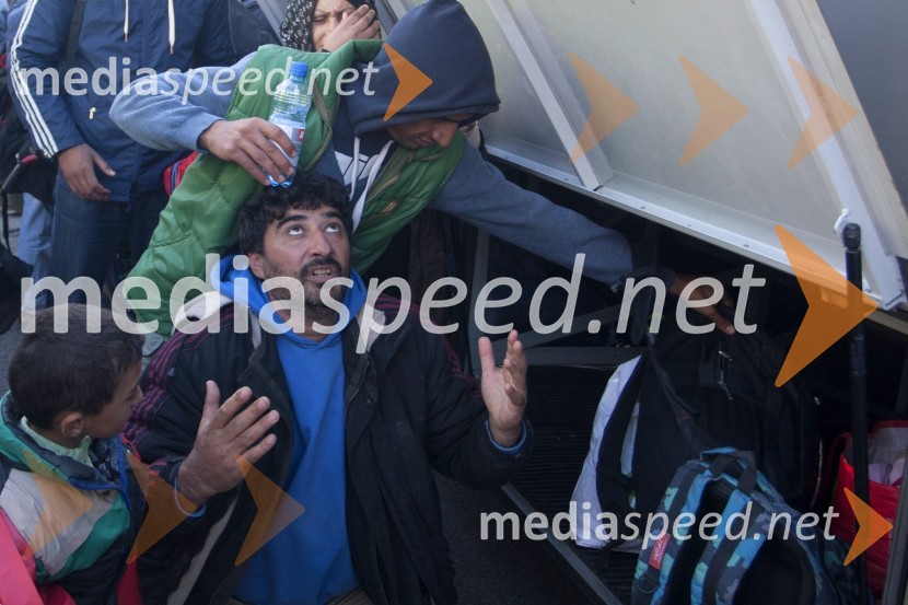 Begunci v nastanitvenem centru Šentilj