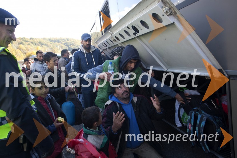 Begunci v nastanitvenem centru Šentilj