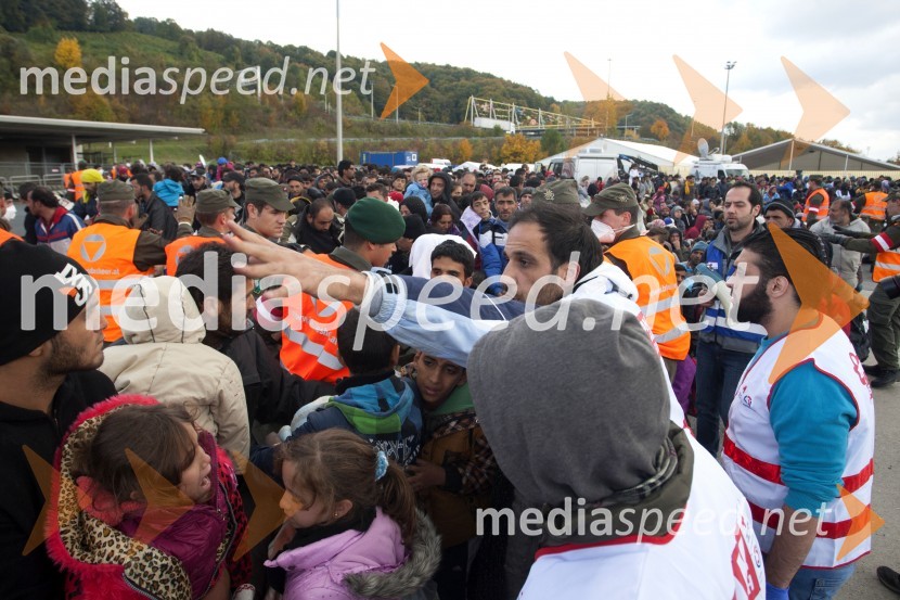 Begunci v nastanitvenem centru Šentilj