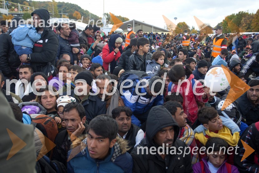 Begunci v nastanitvenem centru Šentilj