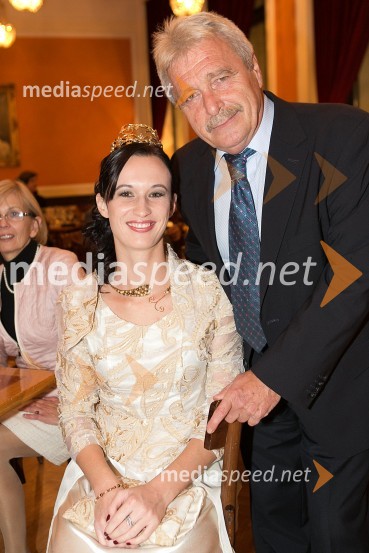  Sandra Vučko, Vinska kraljica Slovenije 2015; dr. Mojmir Wondra, Biotehniška fakulteta, Univerza v LjubljaniViva il vino predstavlja 5 vinskih državnih prvakov