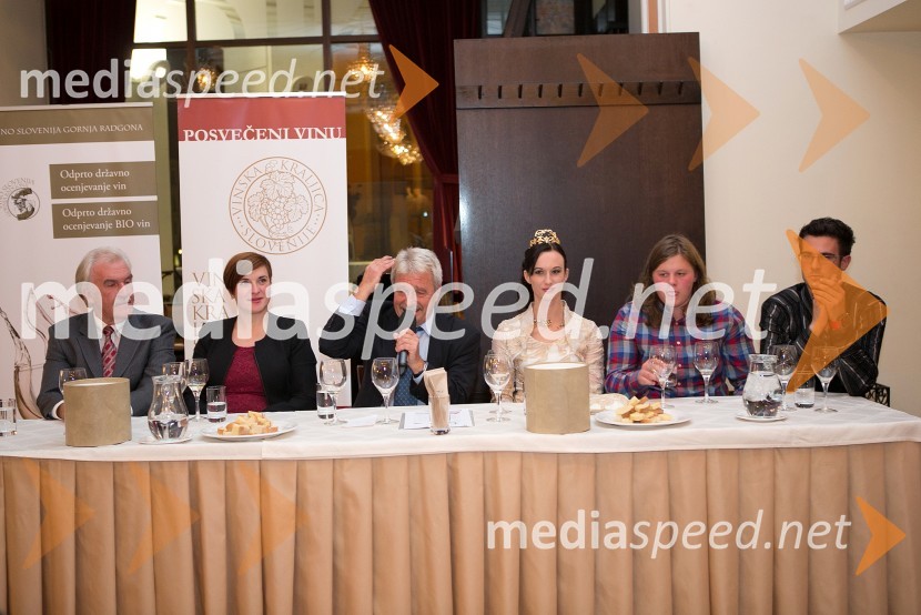  Boris Lisjak;  Monika  Maček, Radgonske gorice d.d.; dr. Mojmir Wondra, Biotehniška fakulteta, Univerza v Ljubljani;  Sandra Vučko, Vinska kraljica Slovenije 2015;  Lina Kopše,  Hiša vina Doppler;  Matej Colja, Vina ColjaViva il vino predstavlja 5 vinskih državnih prvakov