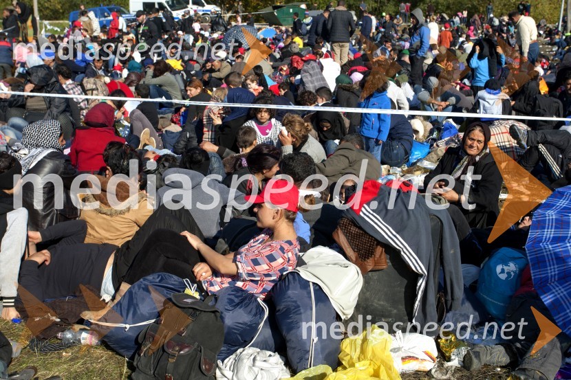 Begunce na mejnem prehodu Rigonce obiskal Borut Pahor