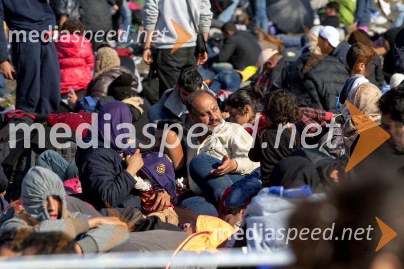 Begunce na mejnem prehodu Rigonce obiskal Borut Pahor