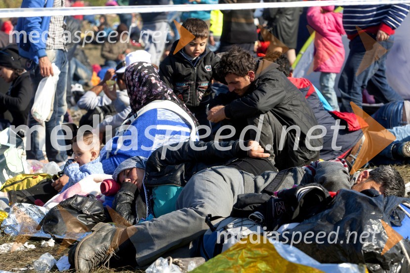 Begunce na mejnem prehodu Rigonce obiskal Borut Pahor